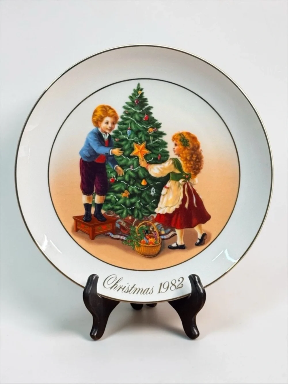 1982 AVON “Keeping the Christmas Tradition” Collector Plate w/22K Gold Trim